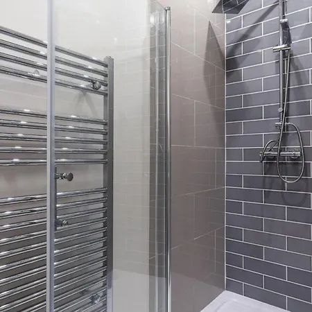Immaculate Modern City Centre Apartment *