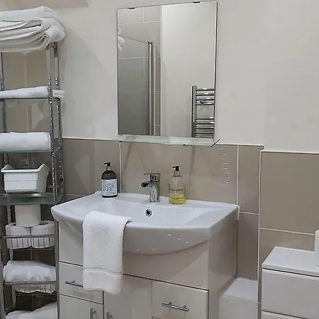 Immaculate Modern City Centre Apartment Edinburgh