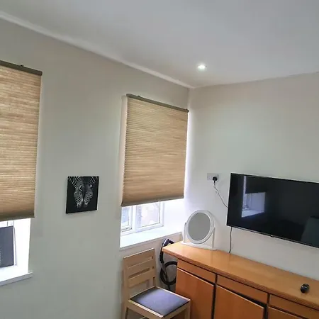 Apartment Spacious 3 Bed City Centre Apartment *