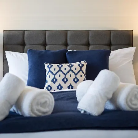 Exclusive 2 Bed, Free Private Parking, In West End