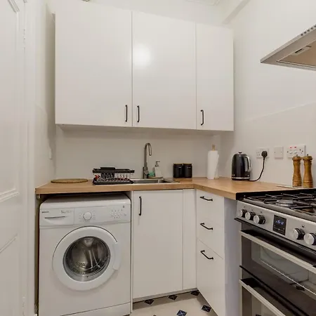 Stylish Flat In With Private Garden Apartment *