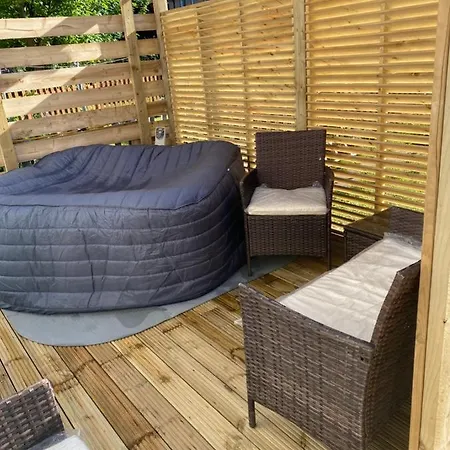 Lovely 3 Bed With Jacuzzi, Close To Airport, Driveway, Wifi