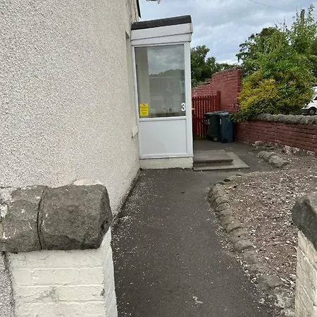 4 Bed Near Airport *