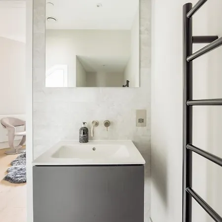 דירה Immaculate Refurbished West End