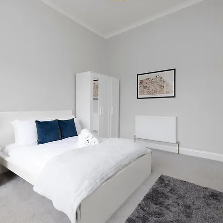 Central Edinburgh 4-Bed Flat By Princes Street Apartamento Edimburgo