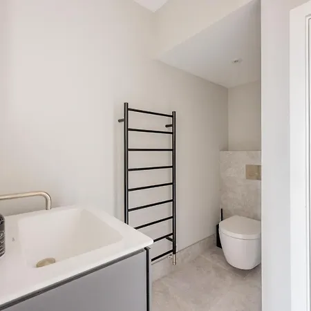 Immaculate Refurbished West End