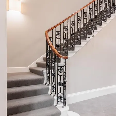 Immaculate Refurbished West End דירה
