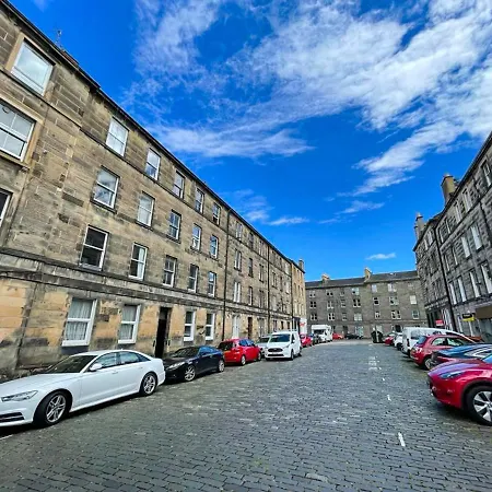 Desirable 2 Bed Near Castle