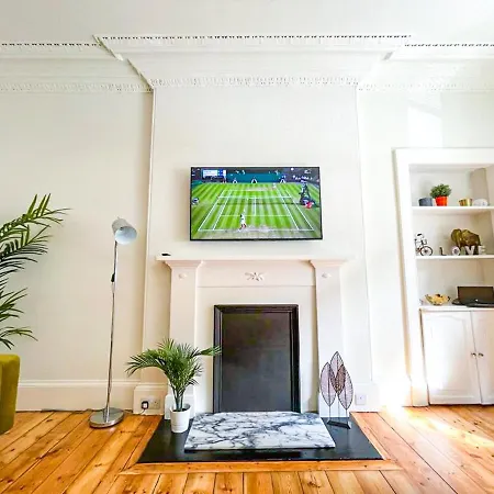 Desirable 2 Bed Near Castle Apartment *