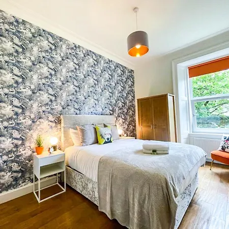 Desirable 2 Bed Near Castle Edinburgh