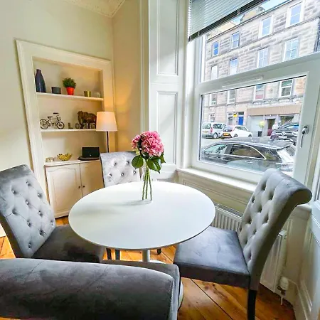 Desirable 2 Bed Near Castle