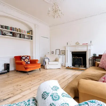 Bright And Cosy 2 Bedroom Flat In Trendy Leith *