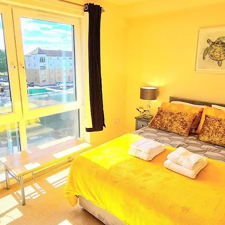 Lovely 2 Bedroom Apartment I Free Parking I Balcony I Spacious I Walking Distance To City Centre
