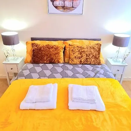 Lovely 2 Bedroom Apartment I Free Parking I Balcony I Spacious I Walking Distance To City Centre Edimburgo