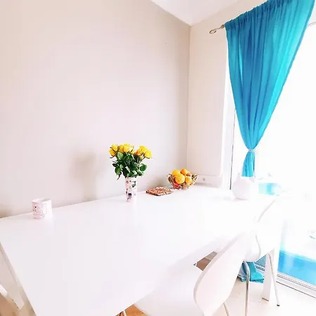 Modern And Spacious Double&king Bedrooms Both With Private Bathrooms *