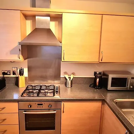 Lovely 2 Bedroom Apartment I Free Parking I Balcony I Spacious I Walking Distance To City Centre Appartamento *