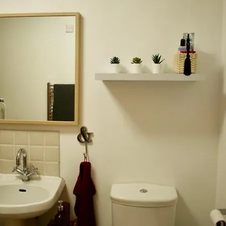 Holiday home Cozy 1 Bedroom Near The Centre *