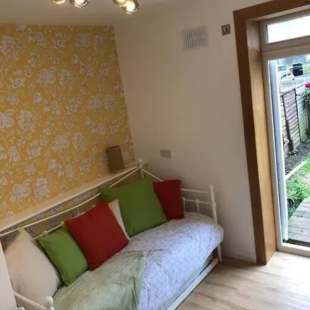 Lovely 2 Bedroom With A Garden Close To The Centre