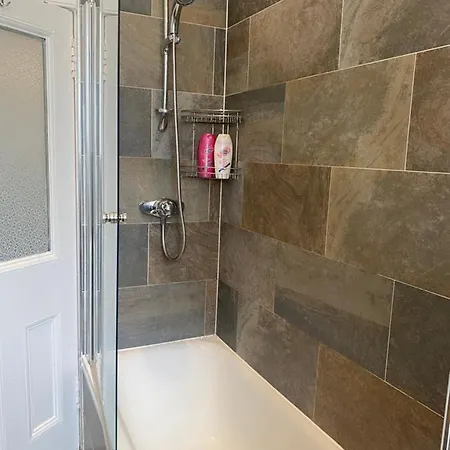 Lovely Main Door 2 Bed אדינבורו