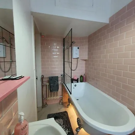 The Flat With The Pink Door Edinburgh