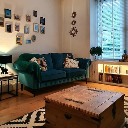 The Flat With The Pink Door Apartman