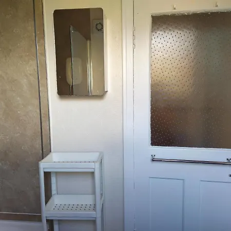 Self Catering 2 Bedroom Flat, Frequent Buses, 1-minute Walk To Bus Stop, 20 Minutes To Center *