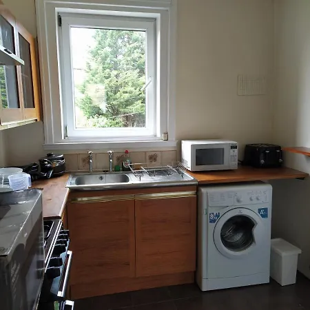 Apartment Self Catering 2 Bedroom Flat, Frequent Buses, 1-minute Walk To Bus Stop, 20 Minutes To Center Edinburgh