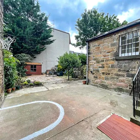 شقة Remarkable 5br Townhouse With Garden, Sleeps 12 *