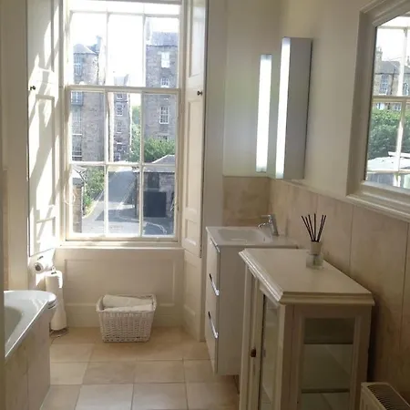 Beautiful Georgian New Town Flat شقة