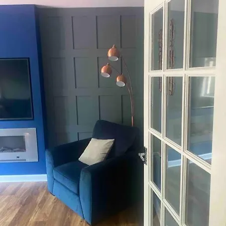 Lovely 2 Bedroom With Private Garden