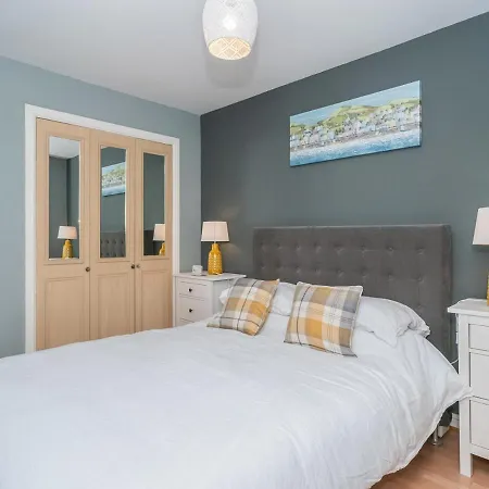 Modern Renovated 2bed Flat With Free Parking *