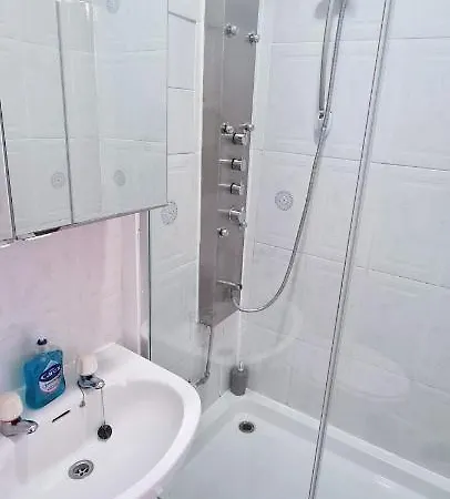 Central Deluxe - Excellent Location - Five Star Amenities - Free Parking Guest house *