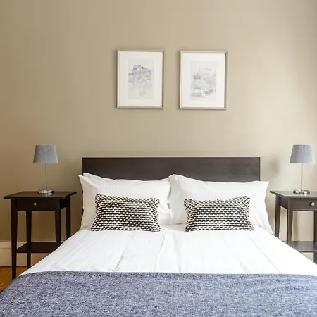 2 Bed Old Town - Next To Castle *