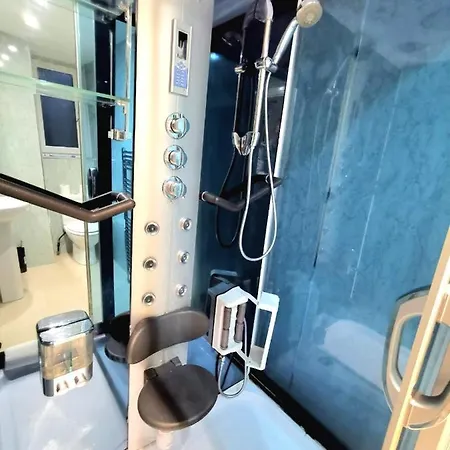 Central Deluxe - Excellent Location - Five Star Amenities - Free Parking Guest house