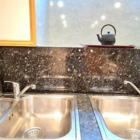 Guest house Central Deluxe - Excellent Location - Five Star Amenities - Free Parking *
