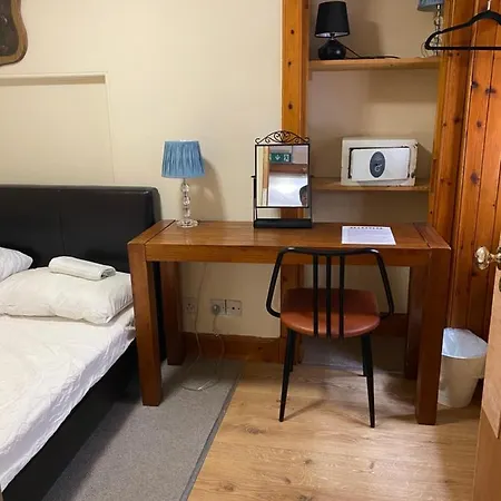 לינה וארוחת בוקר Edinb&b אדינבורו