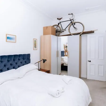 Apartment Spacious 3 Bedroom Flat In Edinburgh