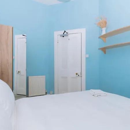 Spacious 3 Bedroom Flat In Apartment Edinburgh