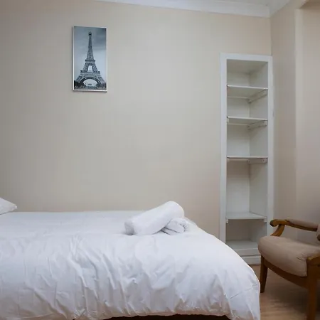 Cozy Old Town 4 Bedroom Apartment *