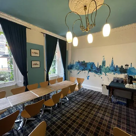 The Kingsview Townhouse - Boutique Hostel