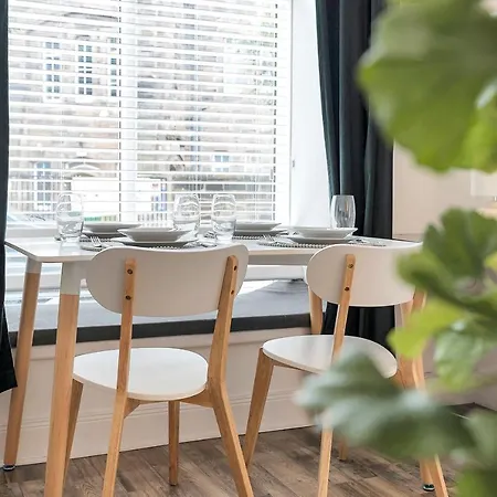 Apartment Centre 2 Bedroom Main Door Edinburgh