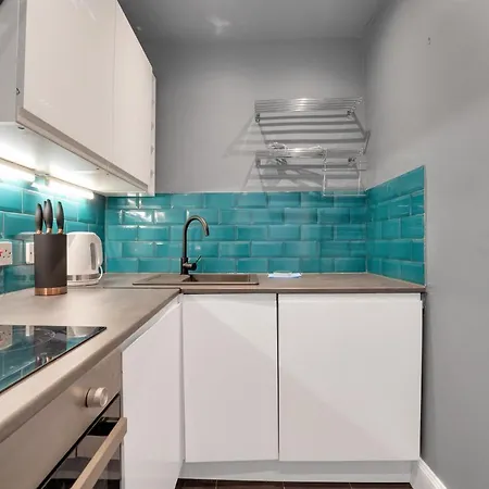 Centre 2 Bedroom Main Door Apartment *