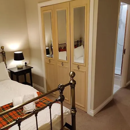 Next To The Palace And Royal Mile With Parking *