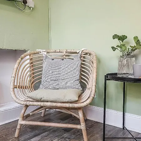 Centre 2 Bedroom Main Door Apartment *