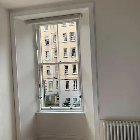 Modern Flat With Fantastic Views In Old Town Appartamento Edimburgo