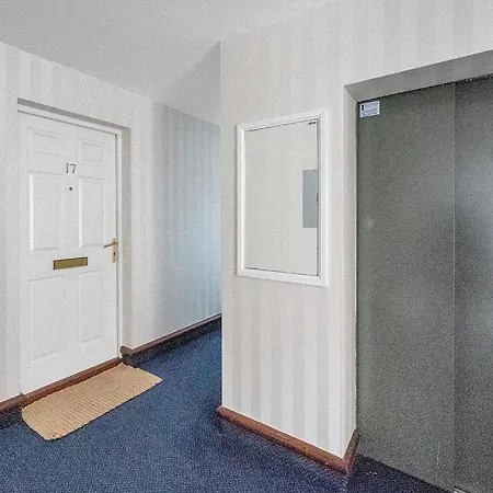 דירה Modern 1br Flat - Free Parking + Lift *