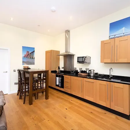 Joivy 1 Bed Flat In Old Town, Next To St Giles Cathedral *