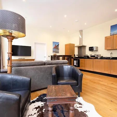 Joivy 1 Bed Flat In Old Town, Next To St Giles Cathedral Edinburgh