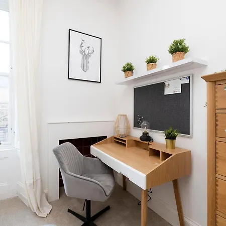 Joivy Bright And Modern Flat With Desk