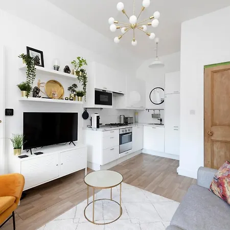 Joivy Bright And Modern Flat With Desk Apartment *